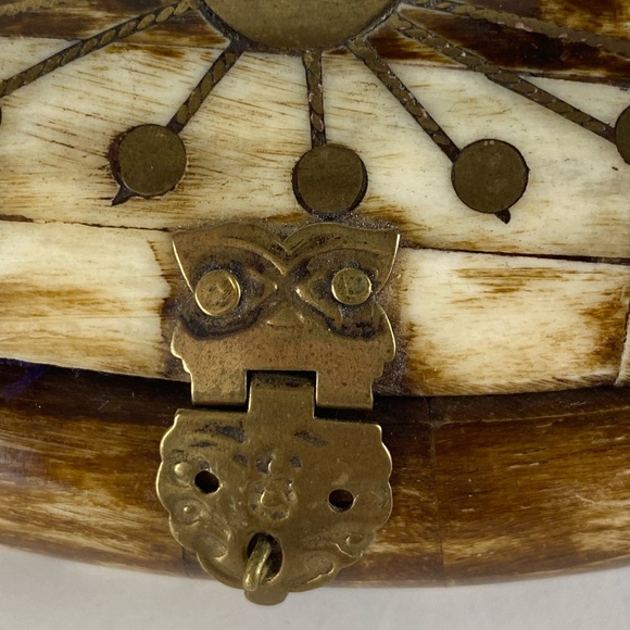 Over Wood box with Brass and velvet inlay - Picture 5 of 8